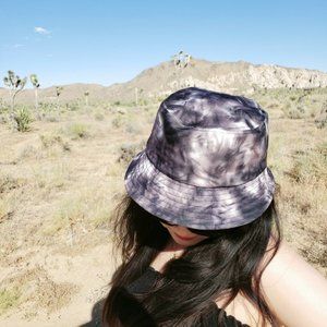 BLACK TIE DYE BUCKET HAT